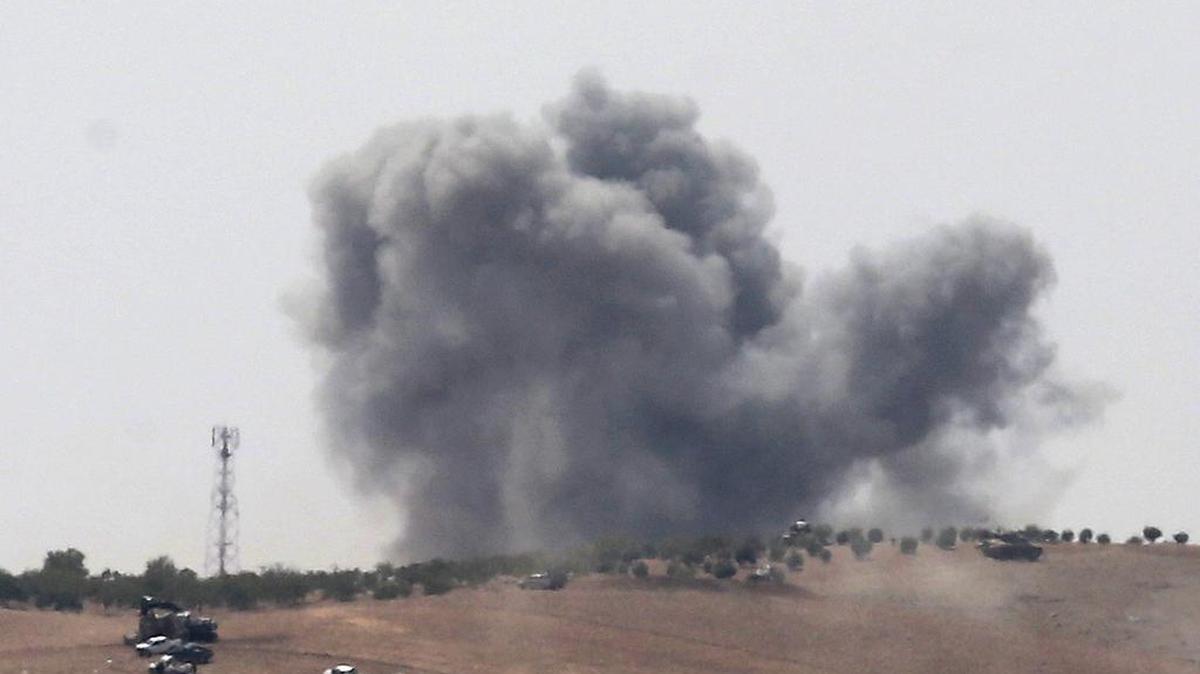 Varios tanques turcos y miembros del Ejército Libre Sirio cruzan la frontera de Siria durante una operación contra el llamado Estado Islámico en Siria, en el distrito de Gaziantep, Turquía, hoy, 24 de agosto de 2016.