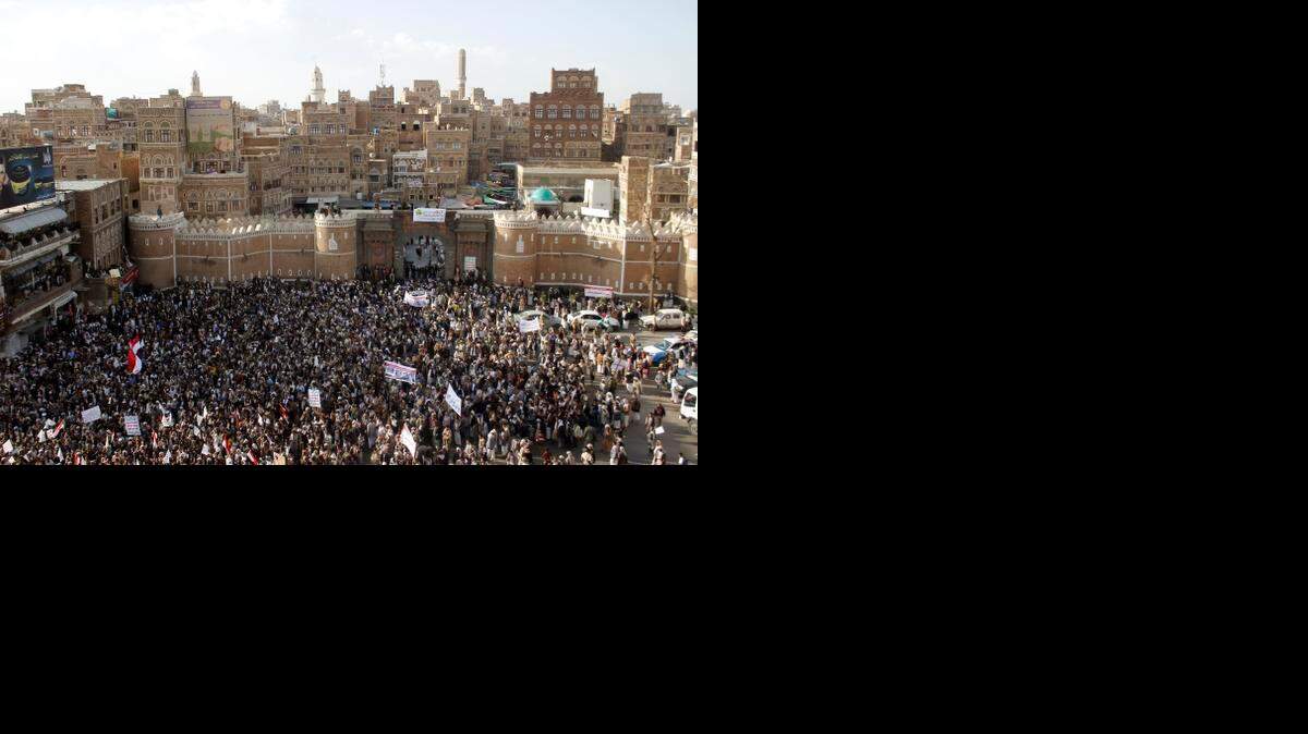 
Rebeldes chiítas, conocidos como hutíes, se congregan en Sanaa, Yemen, para protestar contra los bombardeos liderados por Arabia Saudita.
