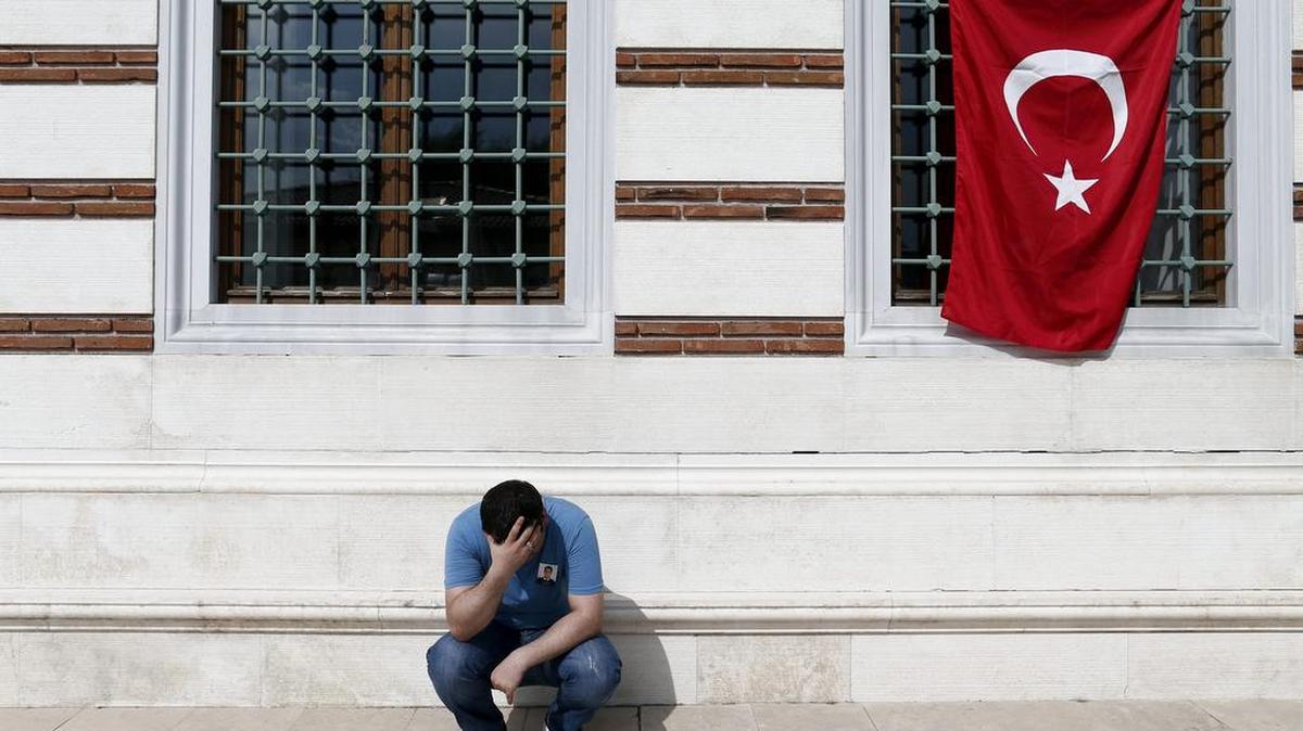 Un familiar de Umut Sakaroglu, una de las víctimas del atentado en el aeropuerto de Atatürk perpetrado ayer, llora su muerte durante su funeral en Estambul, Turquía, hoy 29 de junio de 2016.