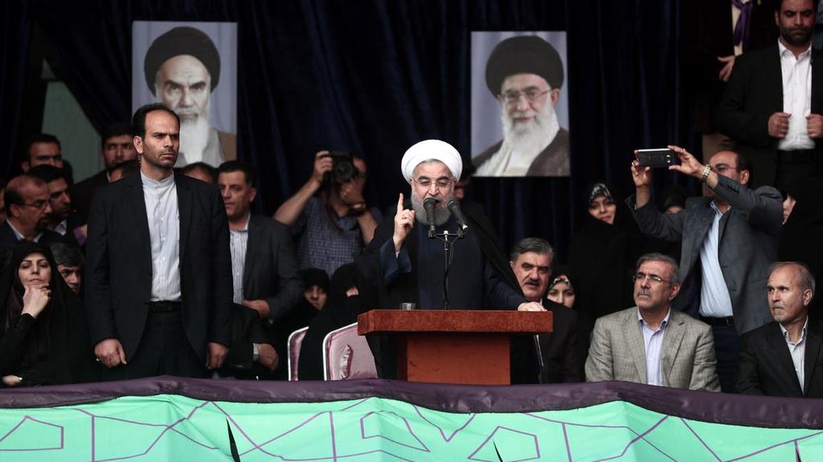 El presidente de Irán y candidato a la reelección da un discurso en acto de campaña el miércoles 17 de mayo de 2017 en Mashhad.
