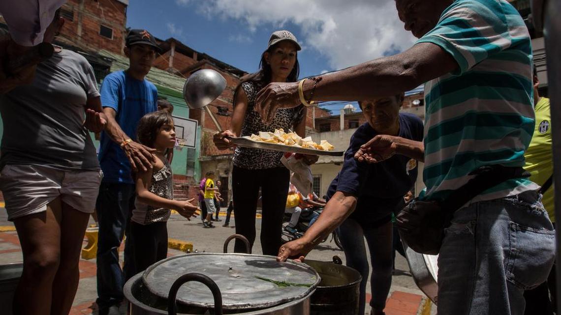 Un grupo de personas preparan un sancocho este sábado 10 de septiembre del 2016, en la ciudad de Caracas (Venezuela).  