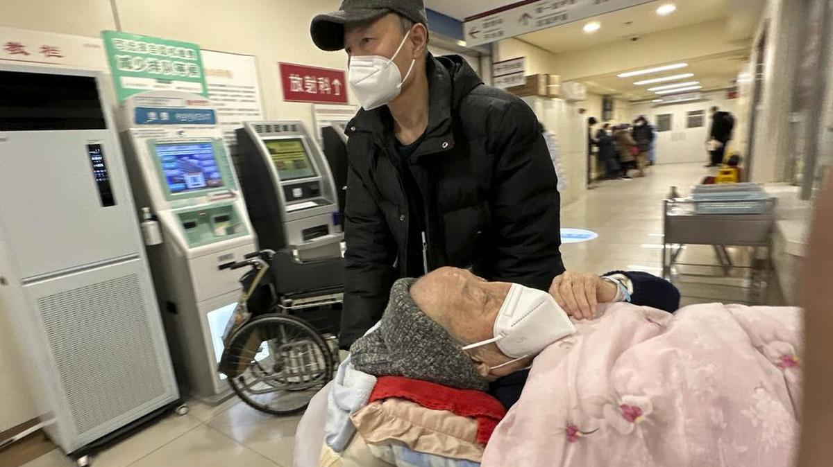 Un paciente anciano es trasladado por un pasillo de la sala de emergencias de un hospital en Pekín, el sábado 31 de diciembre del 2022.