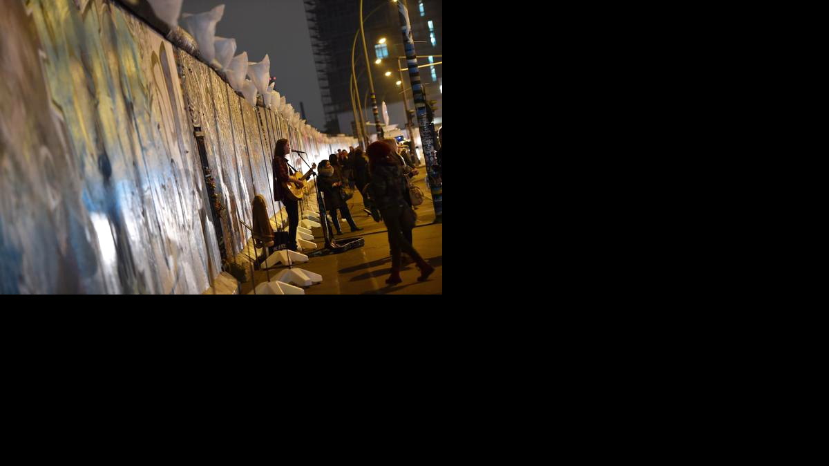 
Fotografía de varias antorchas en el ala este de la que fue la ruta del muro el miércoles 5 de noviembre de 2014, en Berlín (Alemania). Las antorchas hacen parte del proyecto “Lichtgrenze (luces de la frontera)” con motivo del aniversario 25 de la caída del muro de Berlín.
