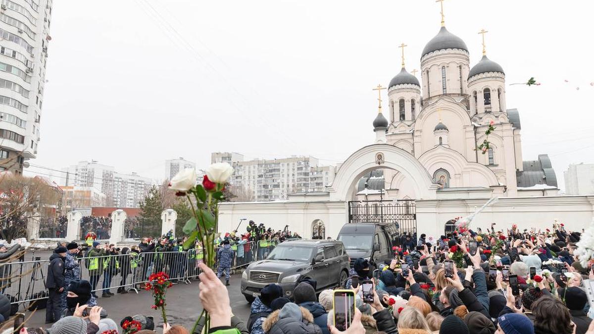 La gente se reúne en el Templo del Icono de la Madre de Dios “Apaga Mis Dolores” durante el funeral del líder de la oposición rusa Alexei Navalny en Moscú. Miles de personas acudieron a despedir a Alexei Navalny en su funeral en Moscú.