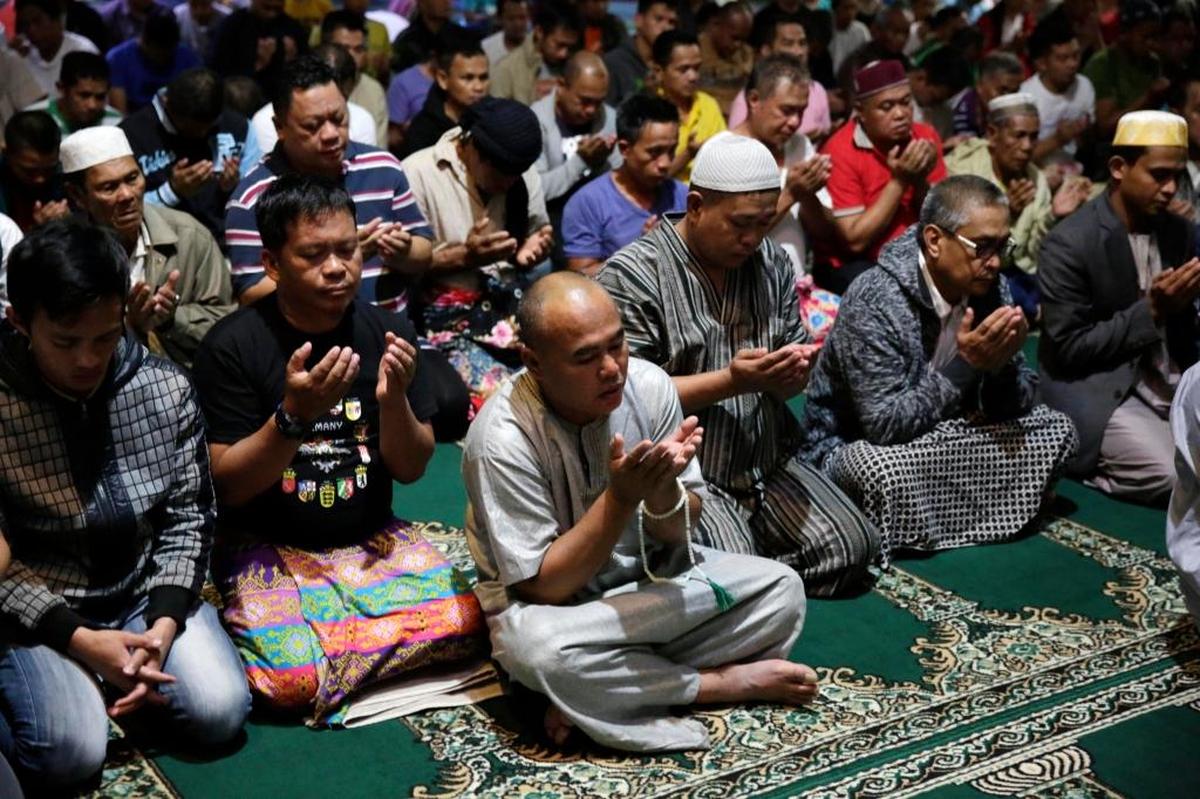 Aldeanos filipinos desplazados asisten a una misa de madrugada mientras continúan las luchas entre militantes islámicos y fuerzas gubernamentales en la ciudad de Marawi, en la isla de Mindanao, en el sur de Filipinas, el martes 30 de mayo de 2017. En medio de la celebración musulmana del Ramadán en todo el mundo, ciudadanos de Marawi permanecen en centros de evacuación durante los ataques aéreos y otras acciones militares por parte de las fuerzas gubernamentales contra el Estado Islámico de Iraq y Siria (IS), vinculado con los rebeldes Maute.