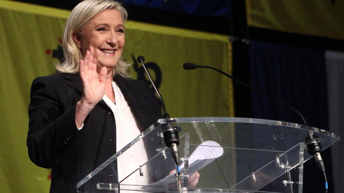 Marine Le Pen, líder del Partido Frente Nacional de Francia, habla tras un histórico triunfo de la derecha en las elecciones legislativas regionales este domingo.