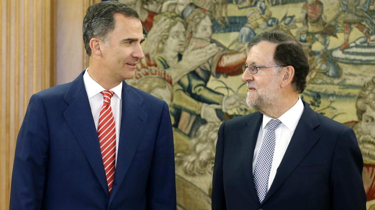El rey Felipe VI (izq.) y el presidente del gobierno español Mariano Rajoy se reunen el jueves en El Palacio de la Zarzuela en Madrid.