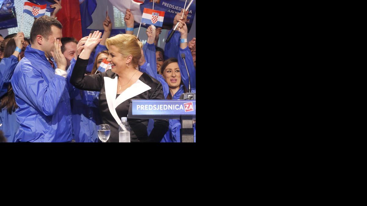 
Los partidarios de Kolinda Grabar Kitarovic celebran su victoria contra Ivo Josipovic en las elecciones presidenciales en Zagreb, Croacia, 11 de enero de 2015. Kolinda Grabar-Kitarovic venció al socialdemócrata Ivo Josipovic en una segunda vuelta para convertirse en la primera mujer presidente en Croacia desde su la independencia y el primer conservador en el poder en 15 años.
