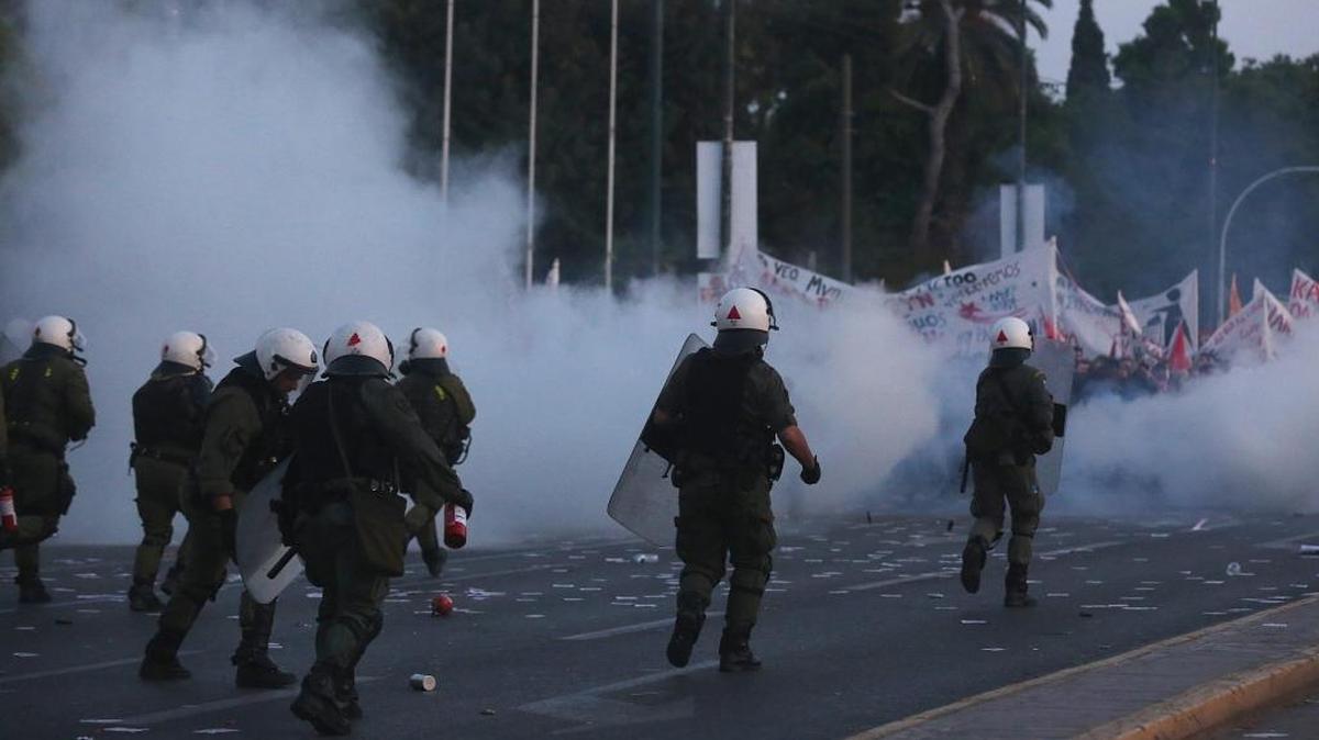 La policía griega utilizó gases lacrimógenos este domingo contra manifestantes que lanzaron proyectiles a las fuerzas antidisturbios.