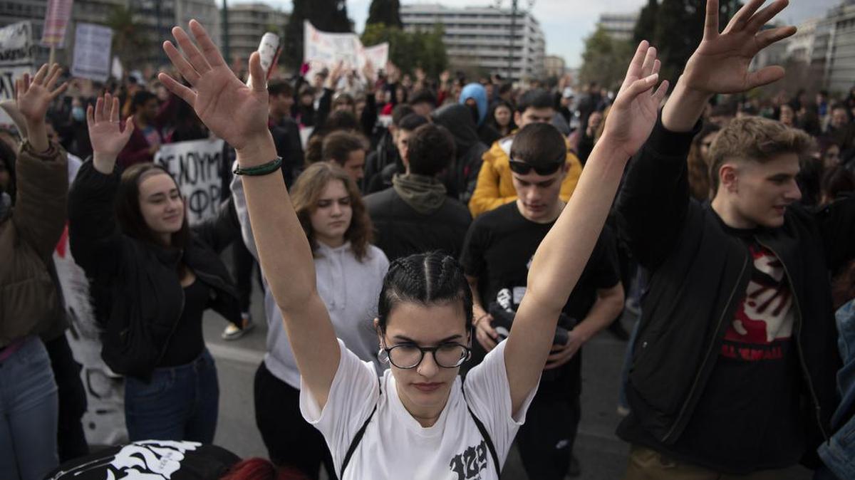 Estudiantes protestan en Atenas, Grecia, el jueves 25 de enero de 2024, contra los planes del gobierno para permitir la creación de universidades privadas.