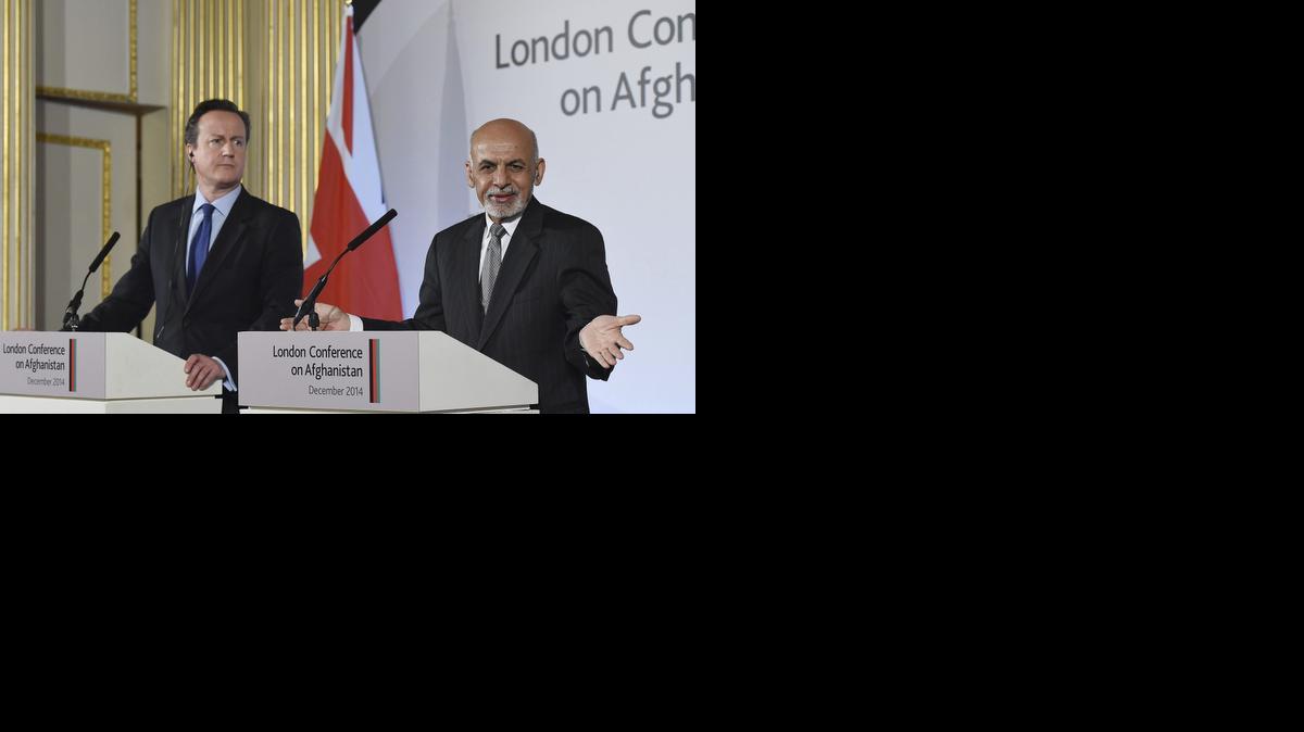 
El primer ministro británico, David Cameron (izq.), y el presidente afgano, Ashraf Gani, hablan durante una conferencia destinada a evaluar el futuro de Afganistán en Londres, Reino Unido, el jueves.
