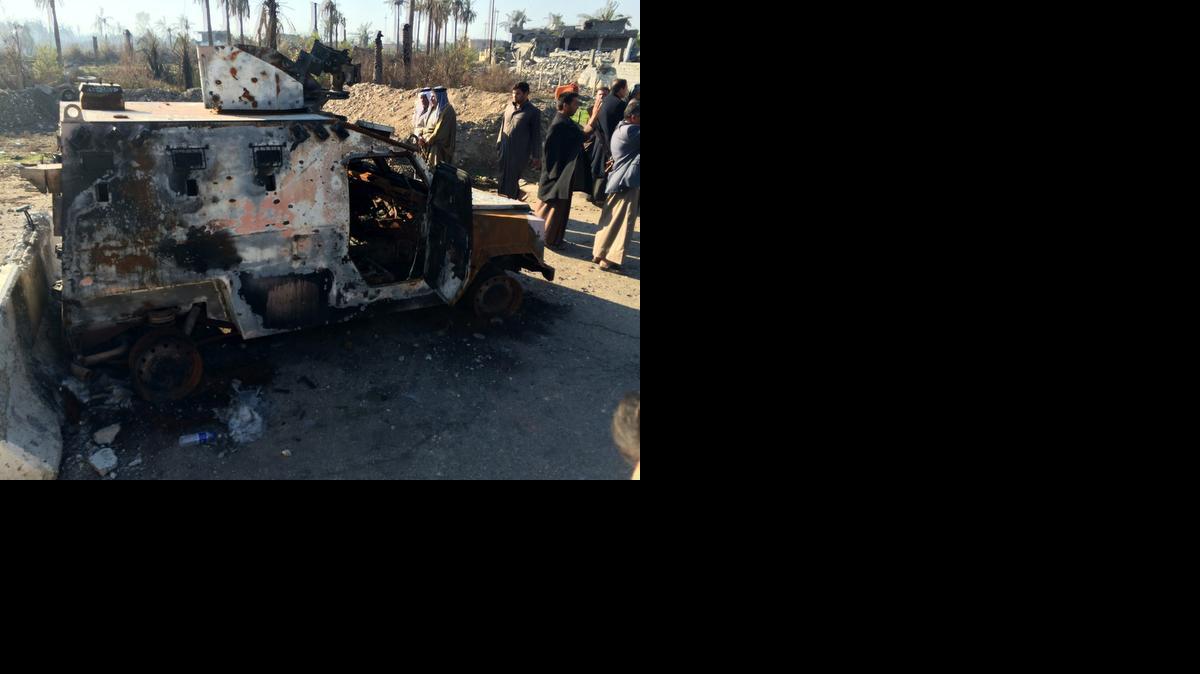 
Solados iraquíes y voluntarios de la milicia chiíta toman posición el martes 30 de diciembre de 2014, en un área de la ciudad de Dhuluiya, a unos 90 km al norte de Bagdad (Irak). Según informaciones periodísticas, la ciudad de Dhuluiya en la provincia de Salaheddin fue recapturada por fuerzas del Gobierno junto con milicias chiítas apoyadas por ataques aéreos de la coalición internacional contra el Estado Islámico, después de que el Estado Islámico realizara una ofensiva relámpago contra las fuerzas de seguridad iraquí en junio de 2014.
