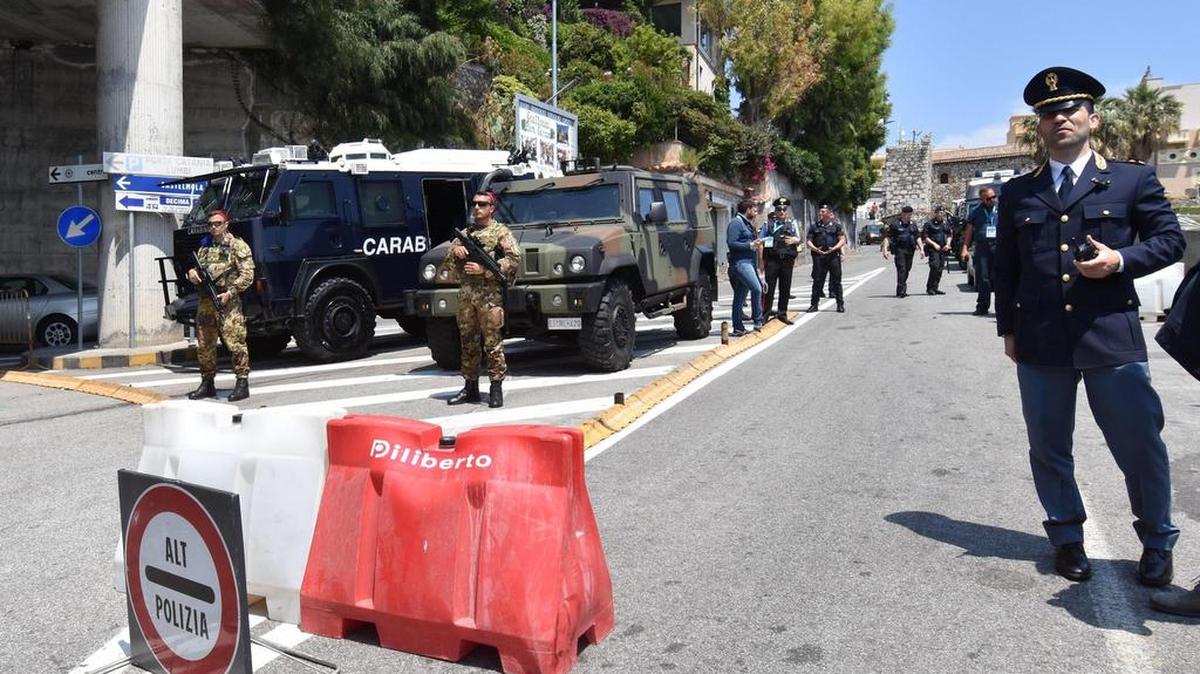 Agentes de las fuerzas de seguridad italianas realizan su trabajo con motivo de la celebración de la próxima cumbre del G7 en Taormina, Italia, el 24 de mayo de 2017.