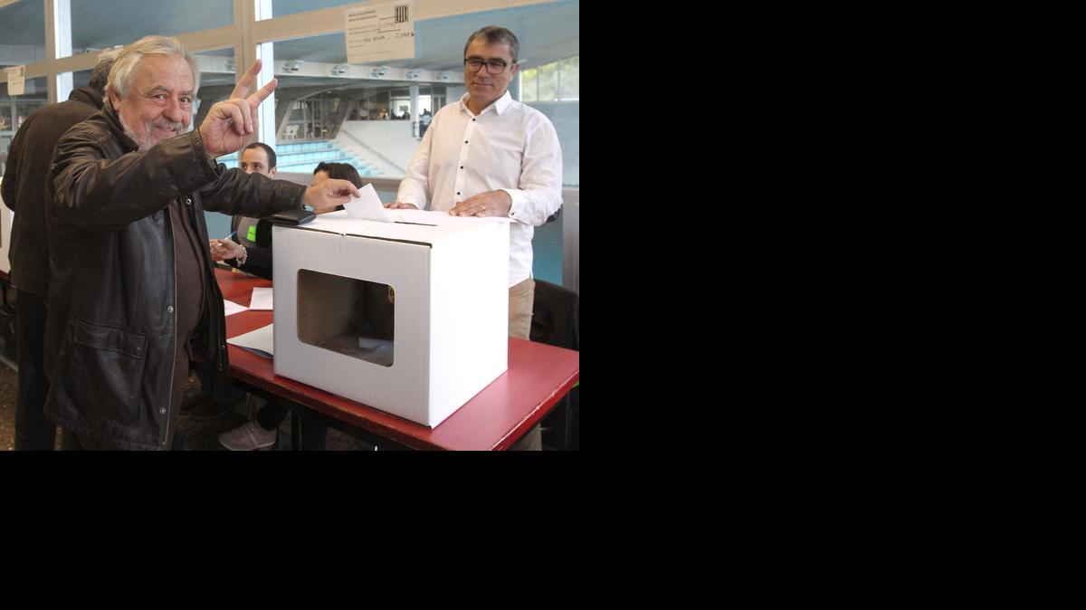 <cutline_leadin>Una persona </cutline_leadin>deposita su voto simbólico durante la jornada participativa convocada por los catalanes sobre la independencia de esa región.<252><252>