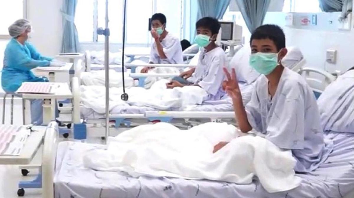  Varios de los niños rescatados de la cueva Tham Luang son atendidos en el hospital, en la provincia de Chiang Rai (Tailandia), el 11 de julio de 2018. 