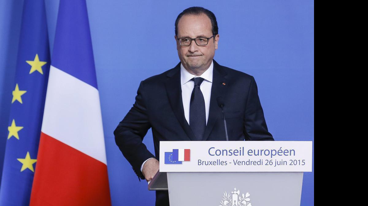 
 El presidente francés, François Hollande, comparece en rueda de prensa para comunicar que abandona el Consejo Europeo para volver a París y convocar en el Elíseo una reunión del Consejo Restringido de la Defensa, en la sede del CE en Bruselas (Bélgica) hoy, viernes 26 de junio de 2015. 
