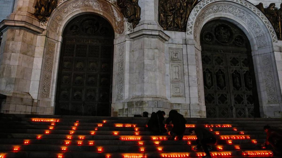 Los rusos encienden velas en forma del número del avión que se estrelló en memoria de las víctimas del accidente de Rusia A321 MetroJet Airbus en el Sinaí, Egipto, cerca de la Catedral de Cristo Salvador en Moscú, Rusia, el 01 de noviembre de 2015. Un avión ruso con 224 personas a bordo se estrelló en el Sinaí, Egipto, el 31 de octubre de 2015, matando a todos a bordo.