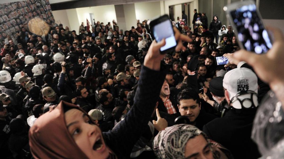 Tras el allanamiento, decenas de periodistas y asalariados de Zaman se congregaron frente a la sede general del diario en Estambul.