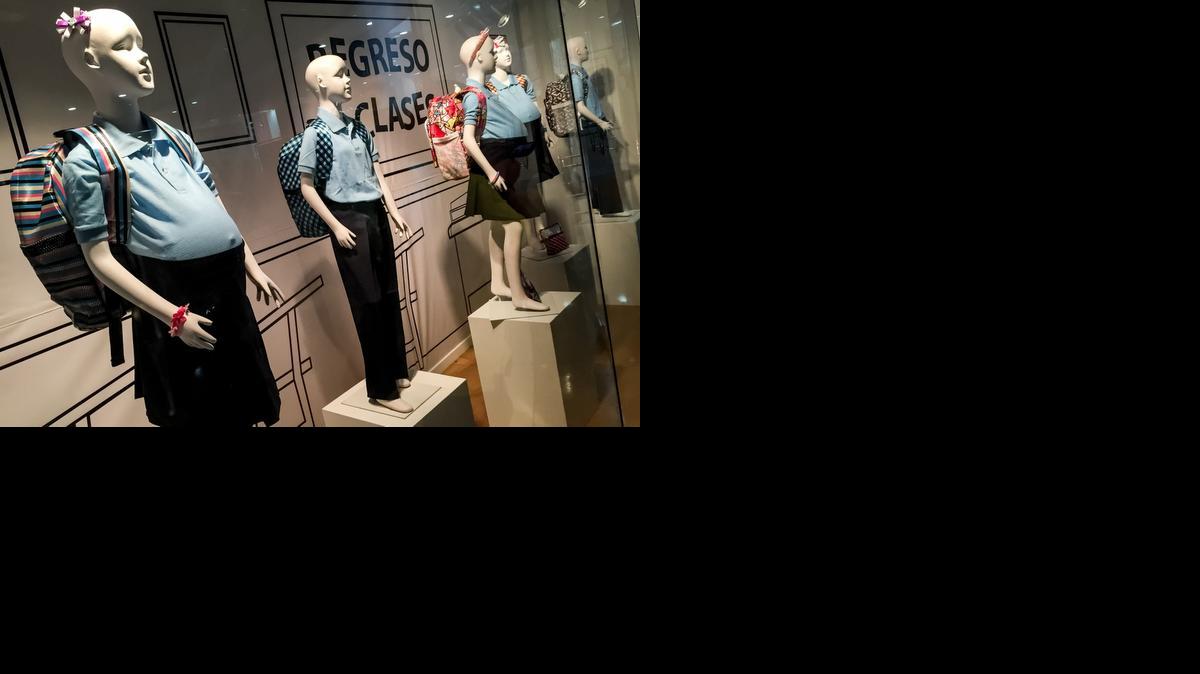 
Maniquíes de adolescentes en estado de embarazo en una vitrina, el miércoles 12 de noviembre del 2014, en Caracas, Venezuela. La muestra fue parte de una campaña para prevenir el embarazo de las niñas y adolescentes.  
