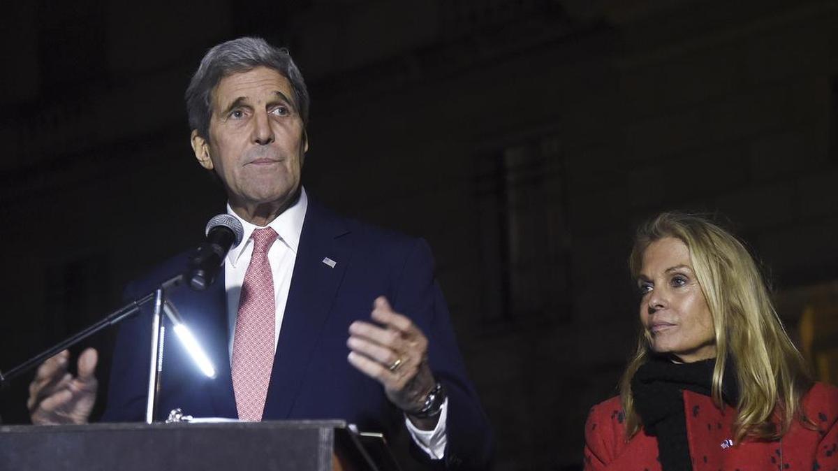 El secretario de Estado John Kerry, junto a la embajadora de EEUU en Francia Jane D. Hartley, durante una intervención en París.