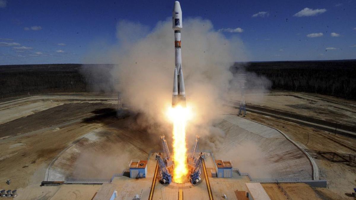 Rusia lanzó el jueves, al segundo intento, su primer cohete desde el cosmódromo Vostochni, considerado el más moderno del mundo, según la televisión rusa.