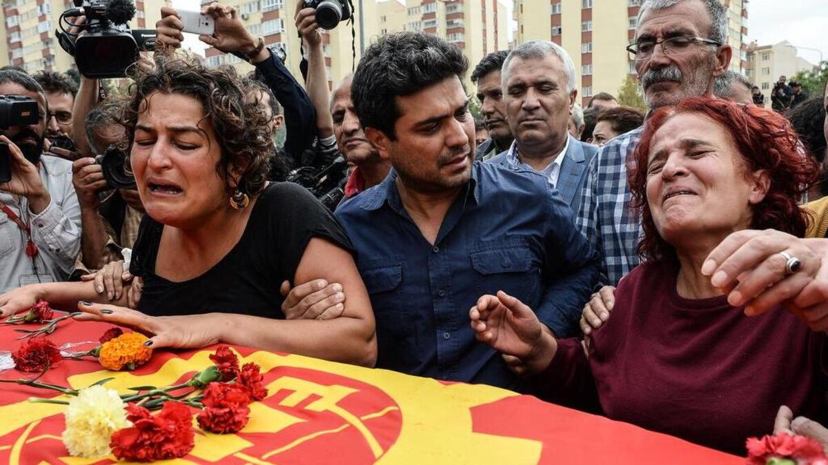 
Los manifestantes acudieron a homenajear a las víctimas y a denunciar la responsabilidad del poder y del presidente Recep Tayyip Erdogan en el ataque, a gritos de “gobierno dimisión” y “Erdogan asesino”.
