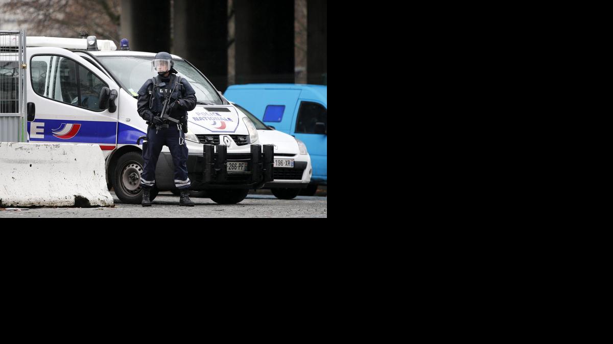 
Un policía vigila en Porte de la Villete, uno de los accesos a la ciudad de París (Francia) el jueves 8 de enero de 2015, durante la búsqueda de los sopechosos del atentado contra la publicación gala Charlie Hebdo. Los dos principales sospechosos del atentado contra el semanario satírico "Charlie Hebdo" fueron vistos esta mañana en un coche en el departamento de Aisne, un centenar de kilómetros al noreste de París, hacia donde podrían estar dirigiéndose. EFE/Yoan Valat
