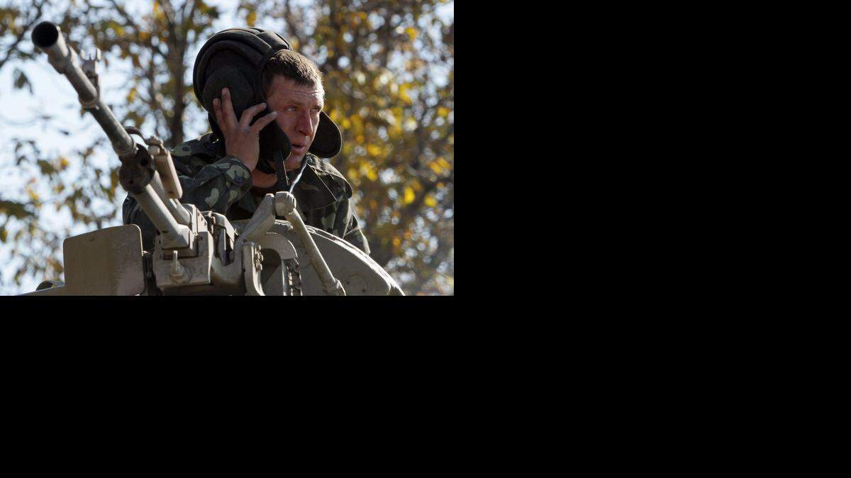
UN SOLDADO ucraniano se comunica el lunes desde un tanque con sus superiores en una zona al este del país
