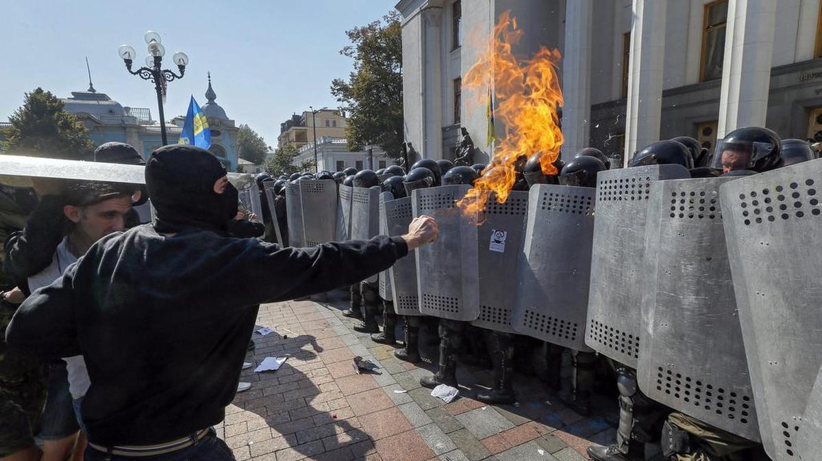 
La aprobación en el Parlamento de Ucrania de una reforma para descentralizar el país desató el lunes en Kiev la violencia de los nacionalistas radicales.

