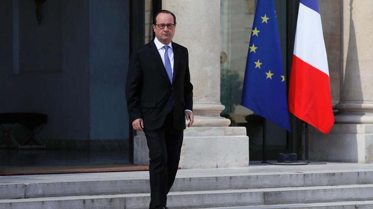 El presidente de Francia, François Hollande, a su salida del consejo de seguridad y de defensa que presidió en el Palacio del Elíseo en París, Francia, hoy, 15 de julio de 2016.