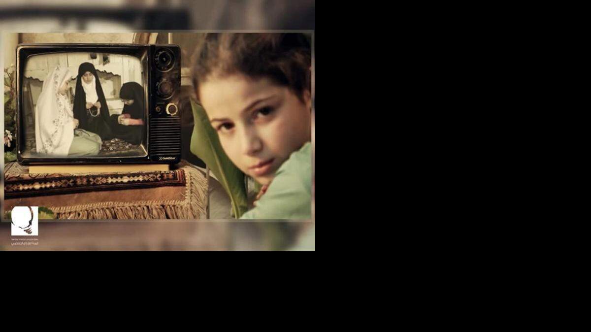 
La serie de 30 episodios, titulada “Um Abdo al-Halabiya” (Oum Abdo de Alepo) y filmada en los barrios rebeldes de esta ciudad del norte de Siria, fue vista decenas de miles de veces en Youtube. 
