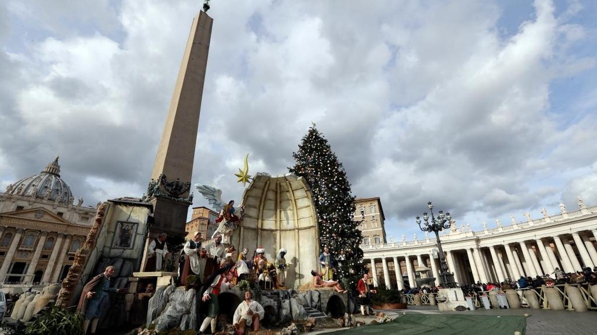 El pesebre gigante del Vaticano en la plaza de San Pedro donde la mujer irrumpió el lunes con los senos al aire y se apoderó de la estatuilla del niño Jesús.