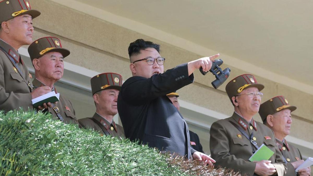 En esta foto sin fecha, distribuida el viernes 14 de abril de 2017 por el gobierno de Corea del Norte, el líder nortecoreano Kim Jong Un, centro, observa un simulacro militar en un lugar no revelado.