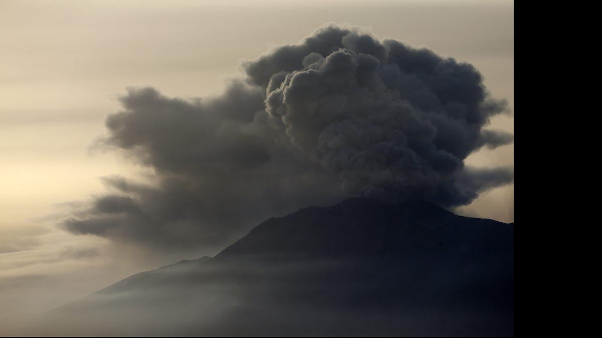 
Fotografía donde se ve una columna de humo y cenizas del volcán Calbuco, desde la ciudad de Puerto Varas, en la región de Los Lagos, en sur de Chile.
