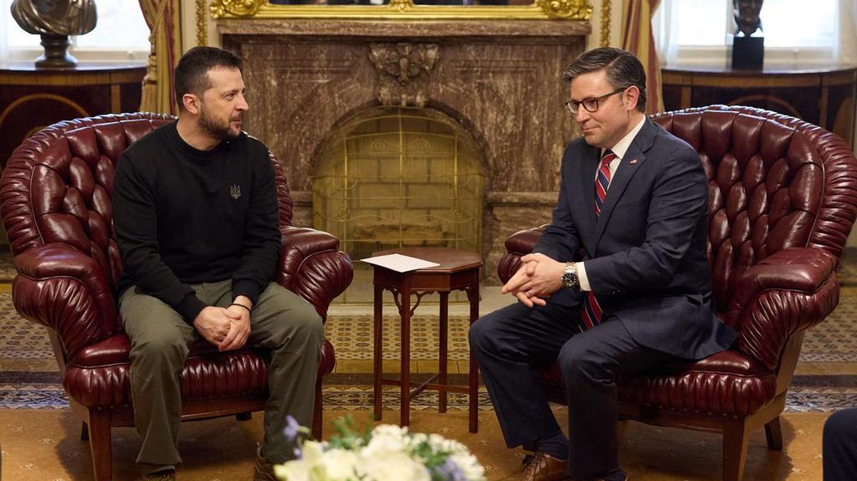La fotografía del folleto muestra al presidente de la Cámara de Representantes de los Estados Unidos, Mike Johnson, republicano de Luisiana, se reúne con el presidente ucraniano Volodymyr Zelensky el 12 de diciembre de 2023 en Washington, DC, EE.UU.