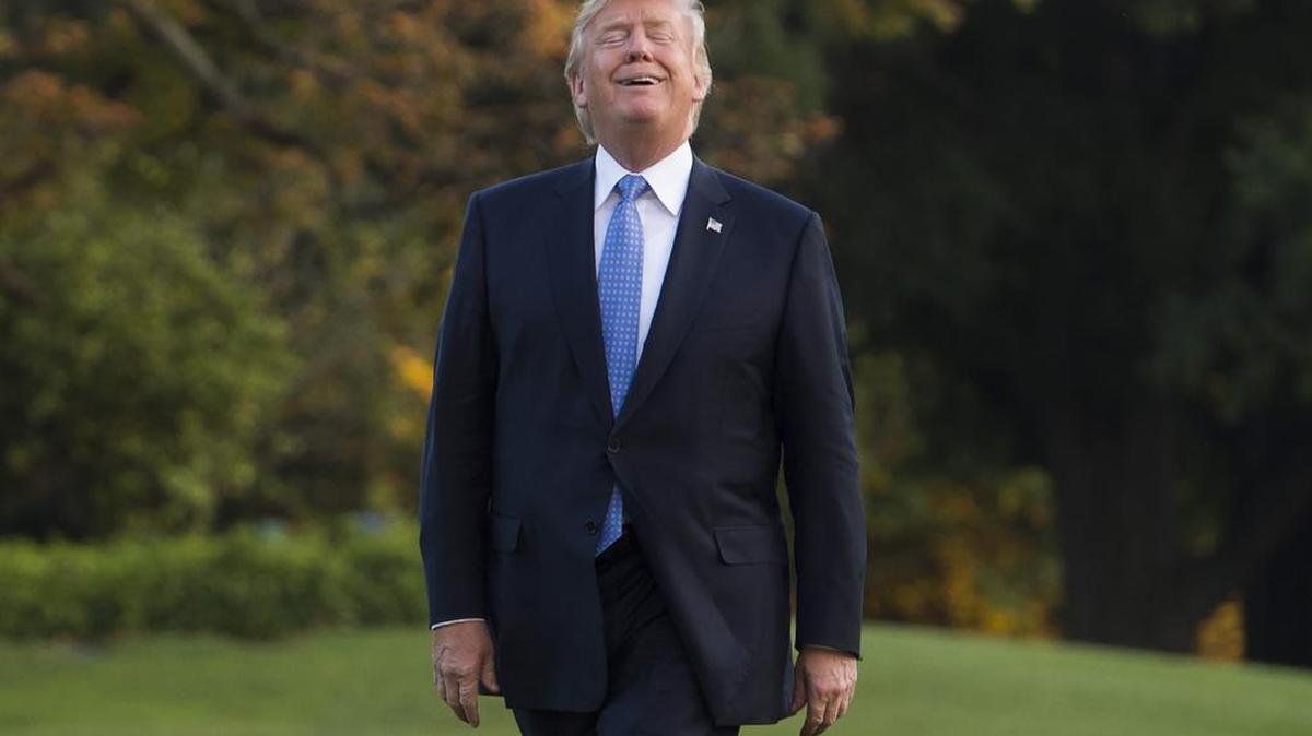 El presidente de los Estados Unidos, Donald Trump, camina en los jardines de la Casa Blanca en Washington, DC, el 27 de septiembre de 2017, después de viajar a Indiana para desvelar su plan de reforma tributaria.