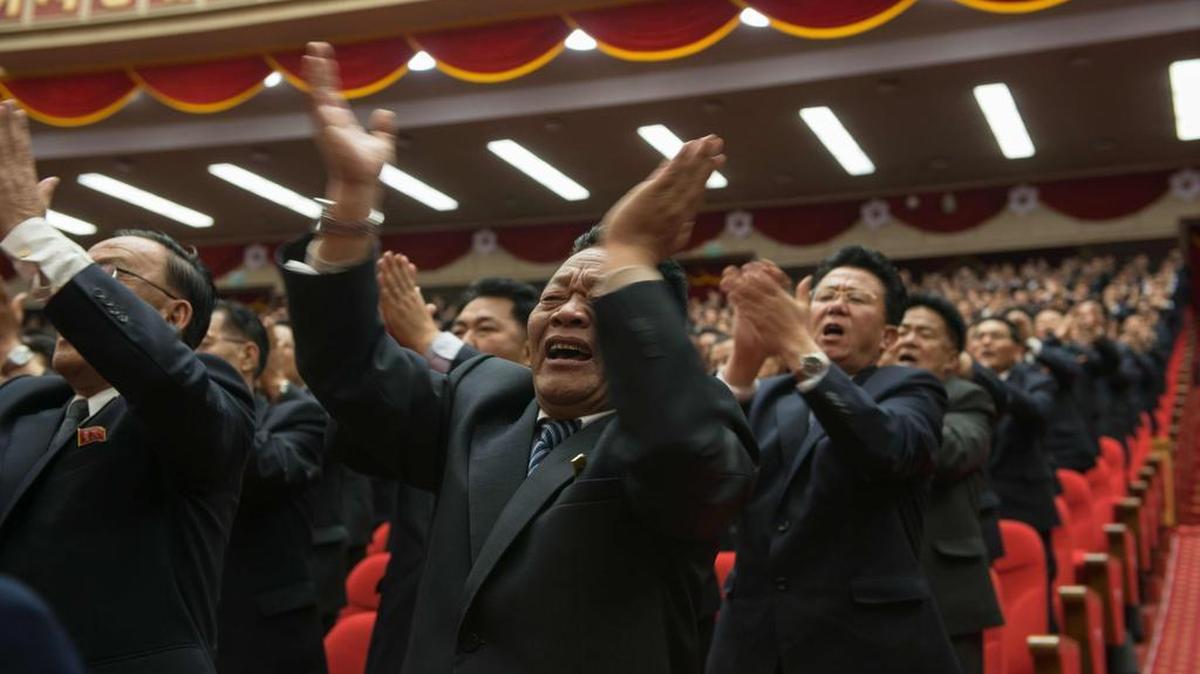 Asistentes aplauden la llegada del líder norcoreano, Kim Jong-Un durante al 7º Congreso Partido de los Trabajadores el 9 de mayo de 2016.