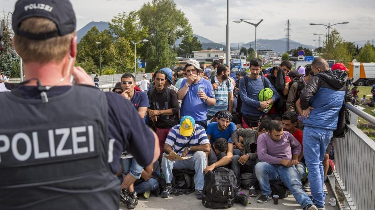 
Decenas de refugiados tratan de cruzar la frontera el juevs entre Austria y Alemania en la localidad de in Freilassing.
