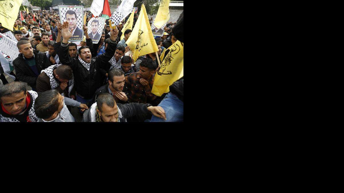 <cutline_leadin>Cientos de</cutline_leadin> seguidores de Mohamad Dahlan, líder de Al Fatah en Gaza, se manifestaron el jueves en la Franja contra del presidente palestino, Mahmud Abbas.