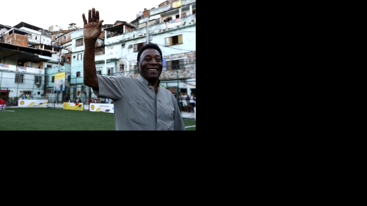 
El exjugador brasileño Edson Arantes do Nascimento 'Pelé' saluda, el miércoles 10 de septiembre de 2014, durante la presentación de una cancha de última generación en la favela Morro da Mineira, en Río de Janeiro (Brasil).