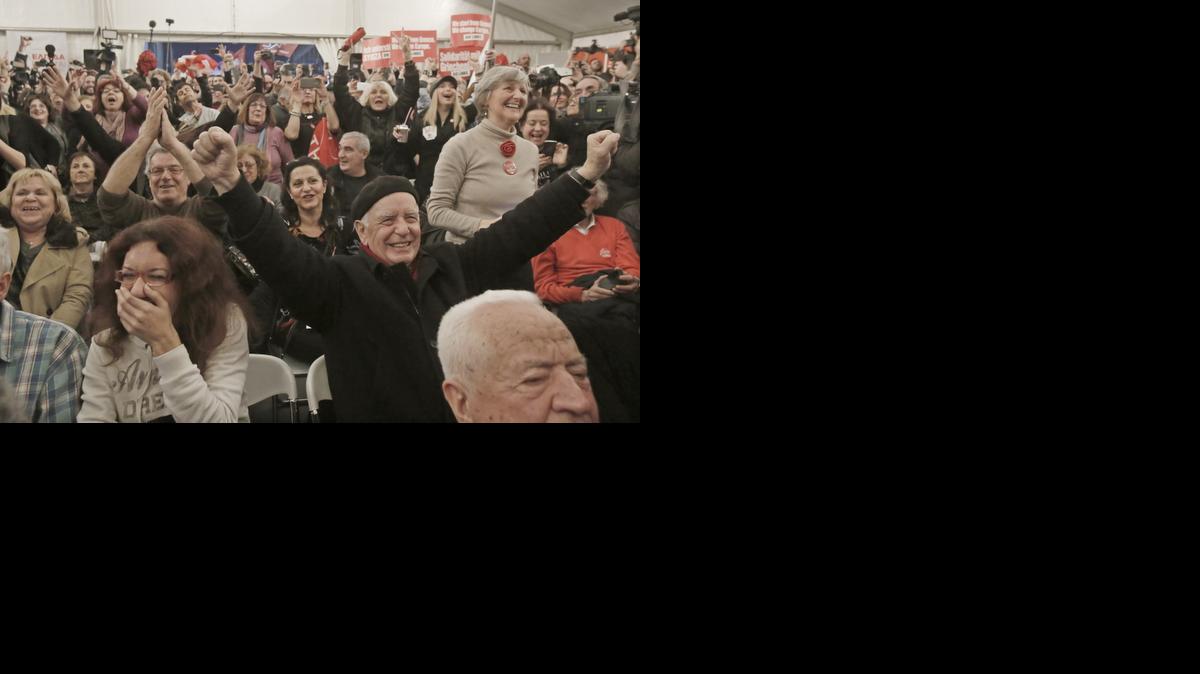 
Los partidarios del partido la oposición radical izquierdista Syriza celebran después del anuncio de la encuesta de salida en un quiosco preelectoral del partido en Atenas, Grecia 25 de enero de 2015. Algunos 9.850.000 electores tomaron las urnas en toda Grecia el domingo en las elecciones generales críticos que va a determinar el país de futuro.

