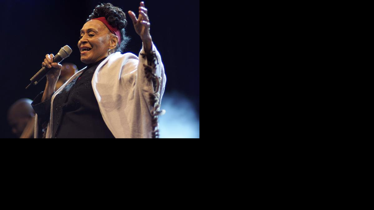 La cantante cubana Omara Portuondo, alma de la Orquesta Buena Vista Social Club, durante un concierto el año pasado en la plaza Horta do Seminario, en Lugo, dentro de las fiestas patronales de San Froilán.
