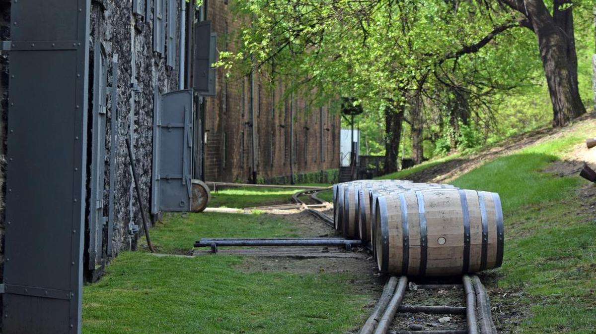 Movimiento de barricas en Woodford Reserve, Versailles, Kentucky.