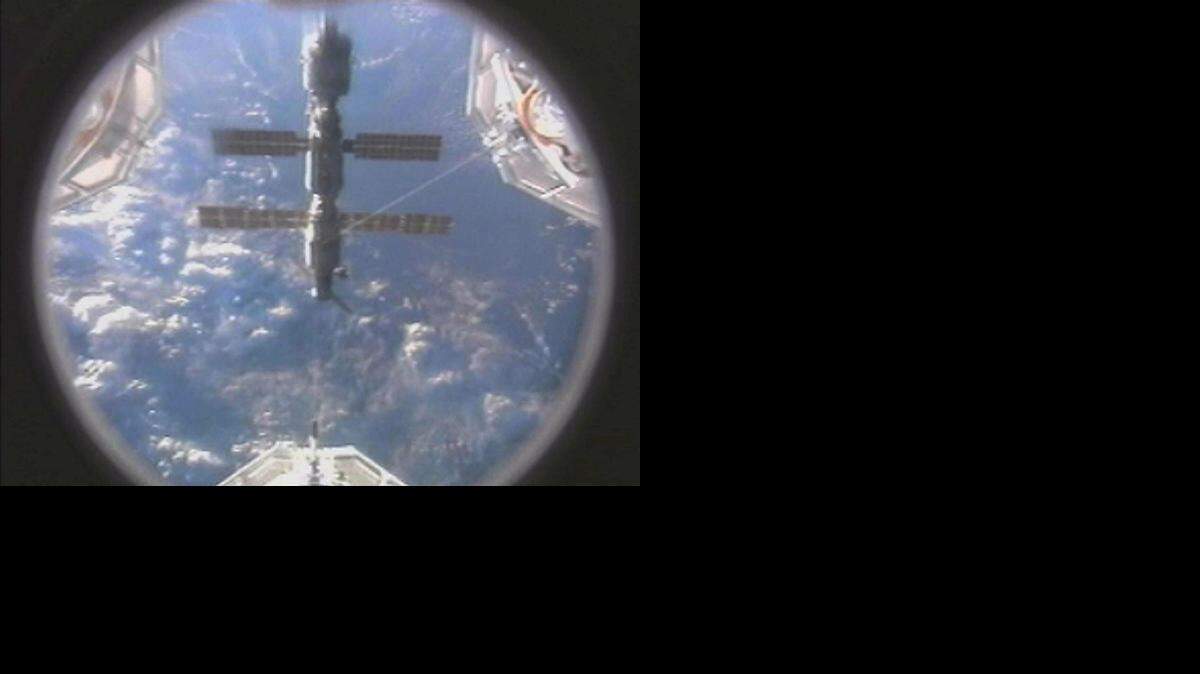 
Una vista de la Estación Espacial con el planeta Tierra al fondo desde una cámara montada en el Atlantis.





