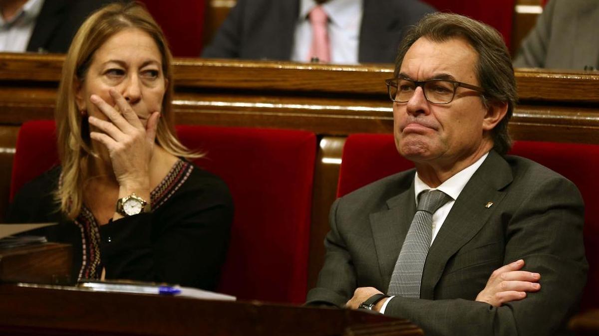 El presidente de la Generalitat en funciones, Artur Mas, y la vicepresidenta Neus Munté, durante la votación en el segundo debate de investidura en el Parlament de Cataluña el jueves. El pleno ha rechazado por segunda vez en esta semana investir a Mas.