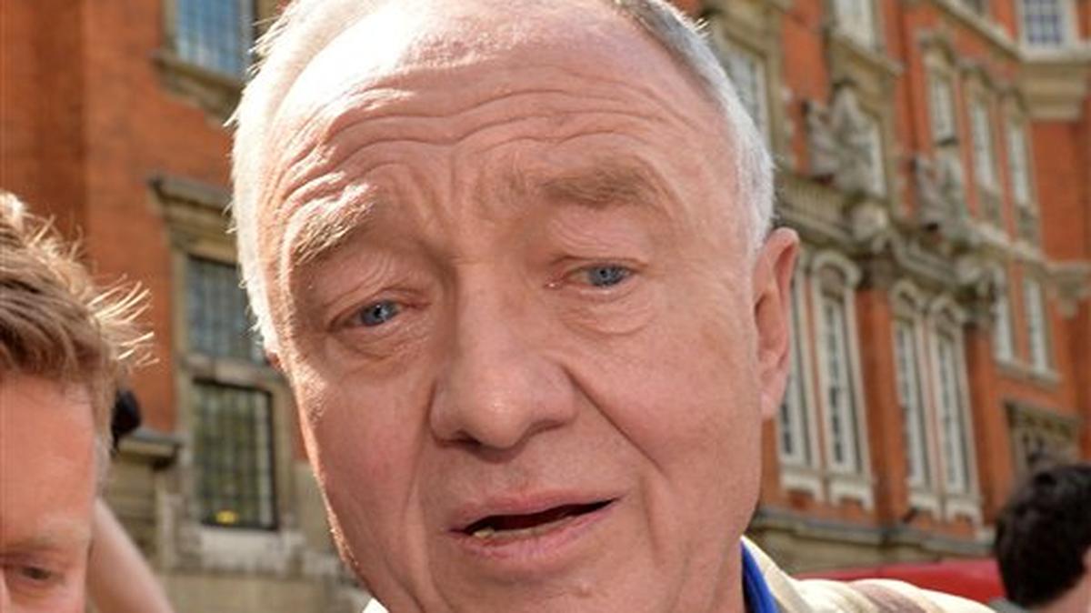 El ex alcalde de Londres, Ken Livingstone, rodeado de medios de prensa en Westminster, el 28 de abril del 2016. 