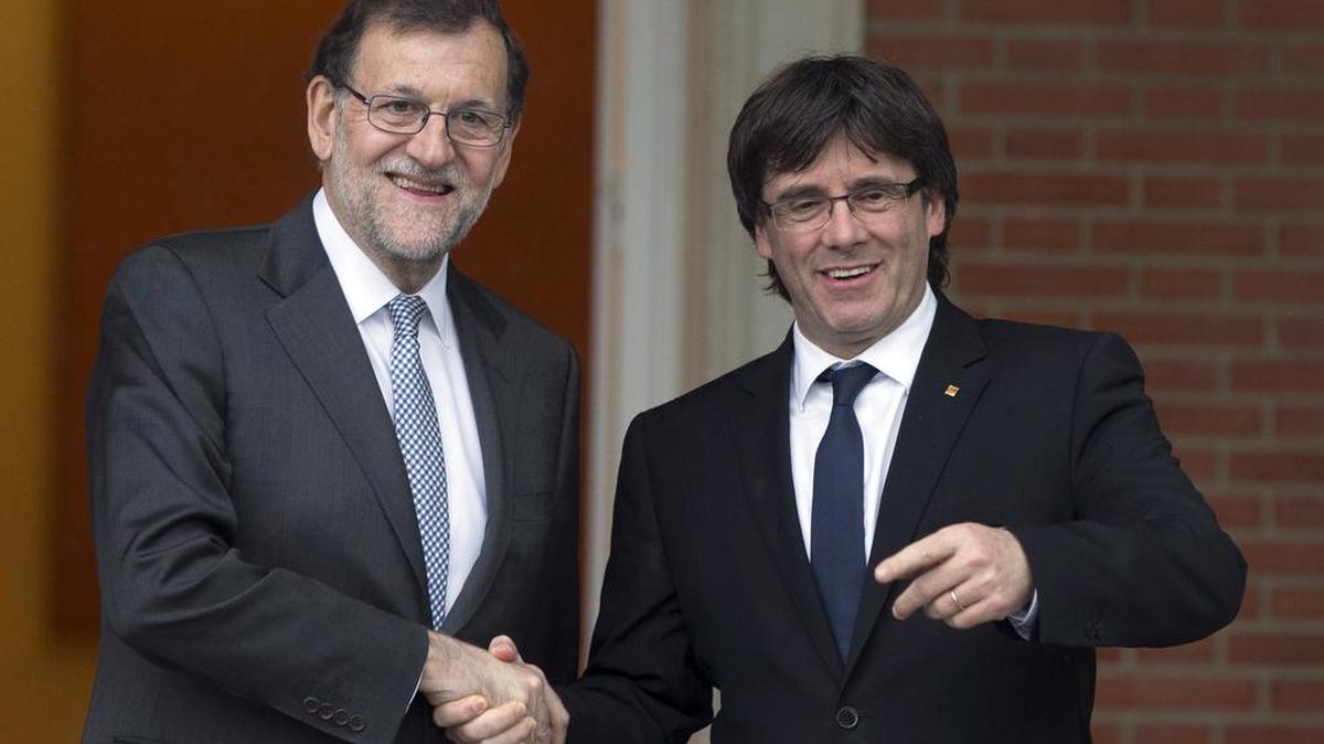 El primer ministro en funciones, Mariano Rajoy, izquierda, estrecha la mano de presidente regional de Cataluña Carles Puigdemont en la Moncloa el miércoles.