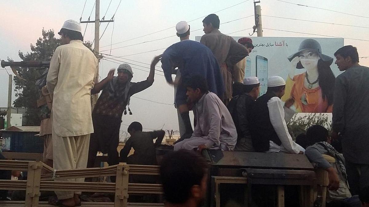
Miembros del Talibán en una calle de la ciudad de Kunduz, al norte de Kabul, Afganistán.
