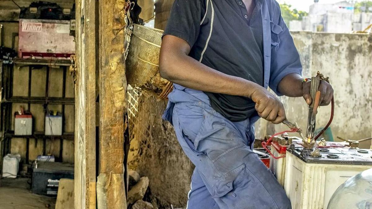 La recuperación del plomo de las baterías, el principal componente de la mayoría de los acumuladores que se usan en el mundo, es una práctica de todo menos ecologista en las regiones más pobres del planeta.