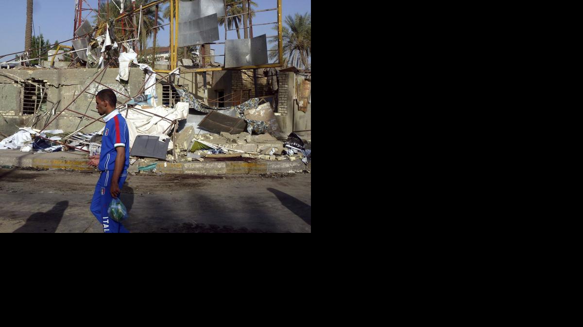 <cutline_leadin>Un hombre</cutline_leadin> camina por el lugar del atentado, en el distrito Kadhimiyah de Bagdad, el viernes. Al menos 31 personas han muerto y 40 resultaron heridas.